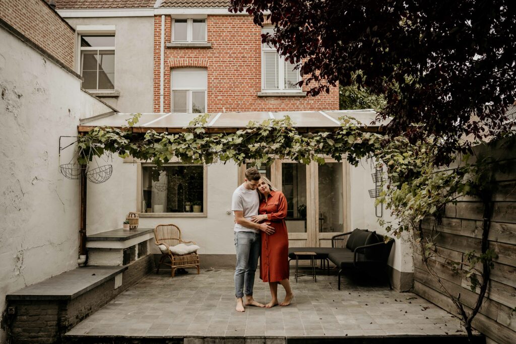 koppel-zwanger-terras-rijhuis