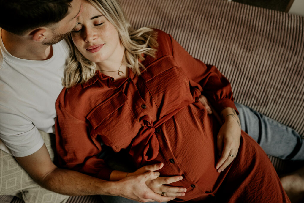 zetel-koppel-zwanger-kus-gezellig