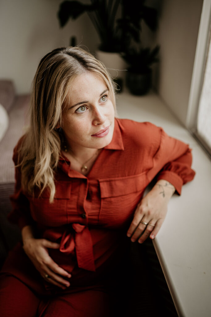 zwanger-hand-buik-raam-licht