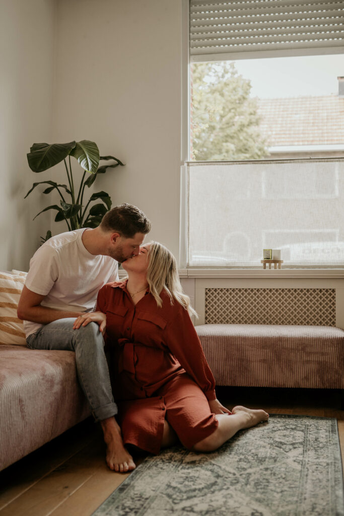 zwanger-kus-zetel-gezellig-thuis